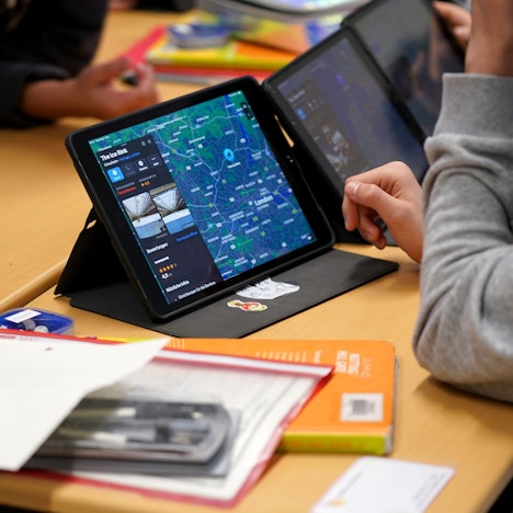 Schüler arbeiten an einem Tablet während des digitalen Englisch-Unterrichts in der Klasse 6f in der Lessing-Stadtteilschule in Harburg-Wilstorf.