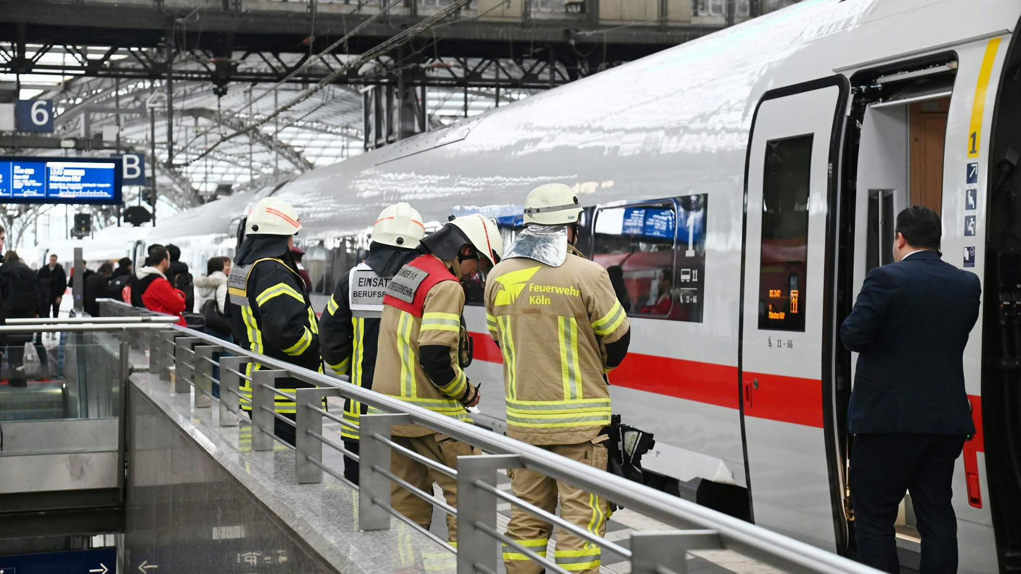 Feueralarm in einem ICE auf Gleis 6 des Kölner Hauptbahnhofs