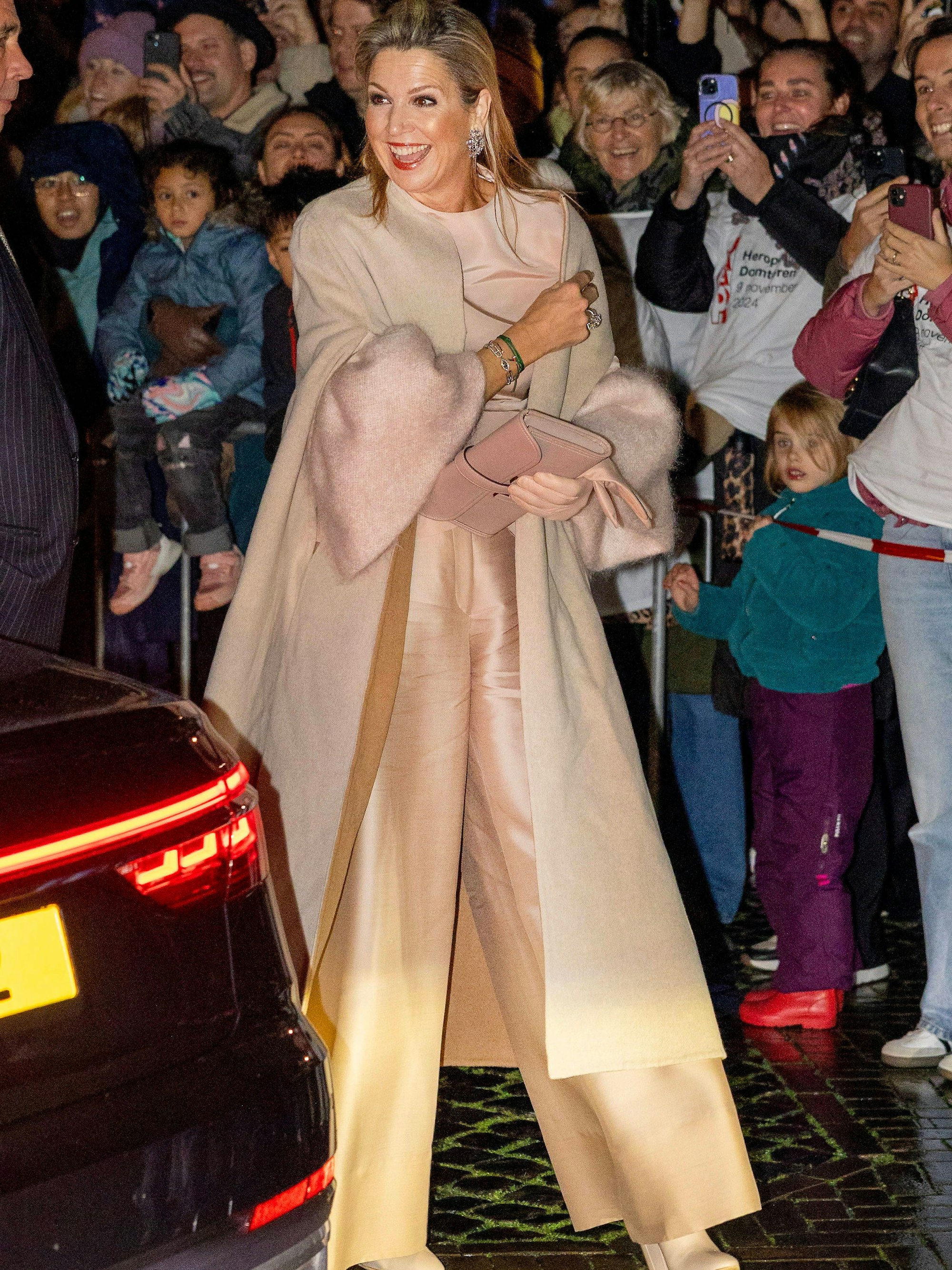 Königin Maxima schaltete die neue Beleuchtung des Domturms in Utrecht ein.