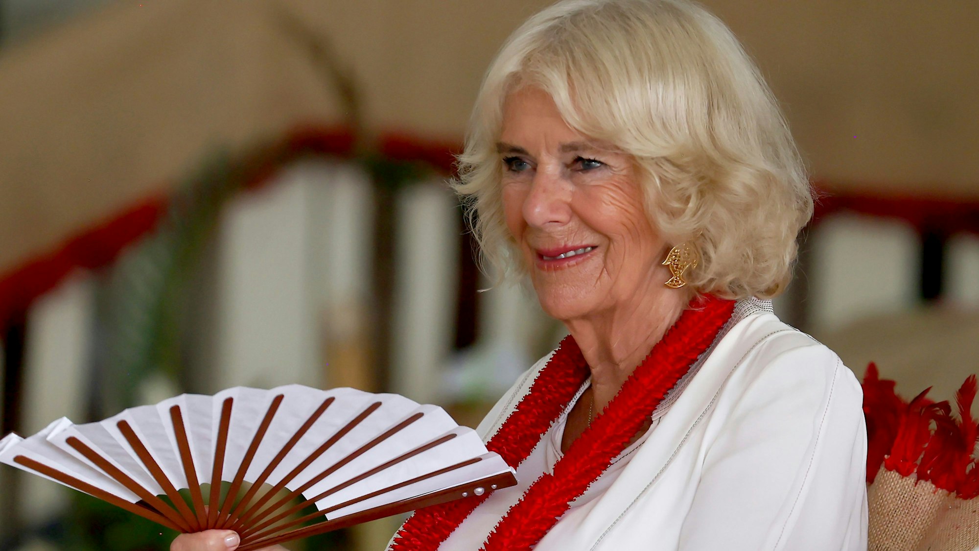 König Camilla bei einer Zeremonie.