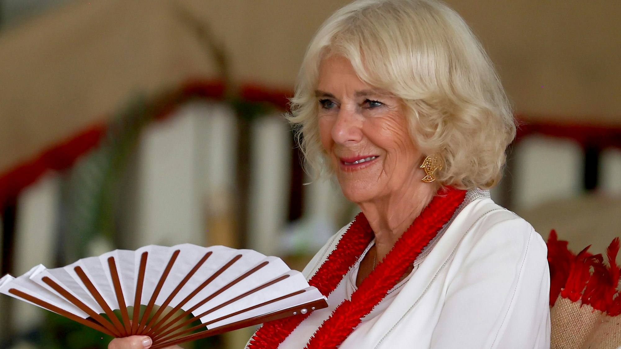 König Camilla bei einer Zeremonie.