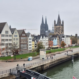 Das Rheinufer an der Kölner Altstadt