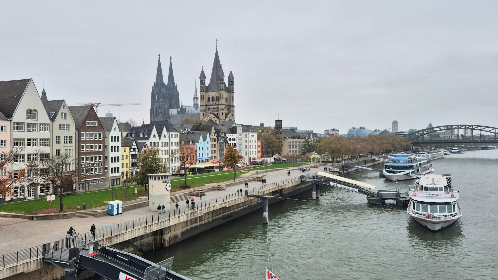 Zu sehen ist die fertiggestellte Kragplatte am Altstadt-Rheinufer in Köln.