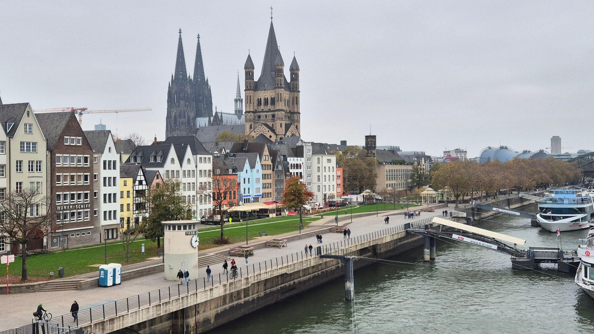 Das Rheinufer an der Kölner Altstadt
