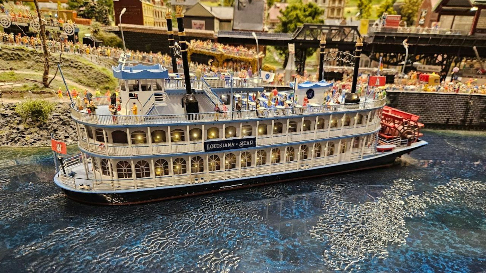 Miniatur-Modell eines Raddampfers, der in Hamburg Hafenrundfahrten macht.