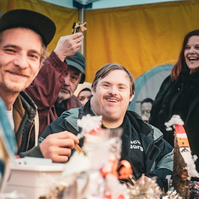 Rosa Rot e.V. veranstaltet den Veihnachtsmarkt mit regionalen und nachhaltigen Produkten an der Jesus-Christus-Kirche.