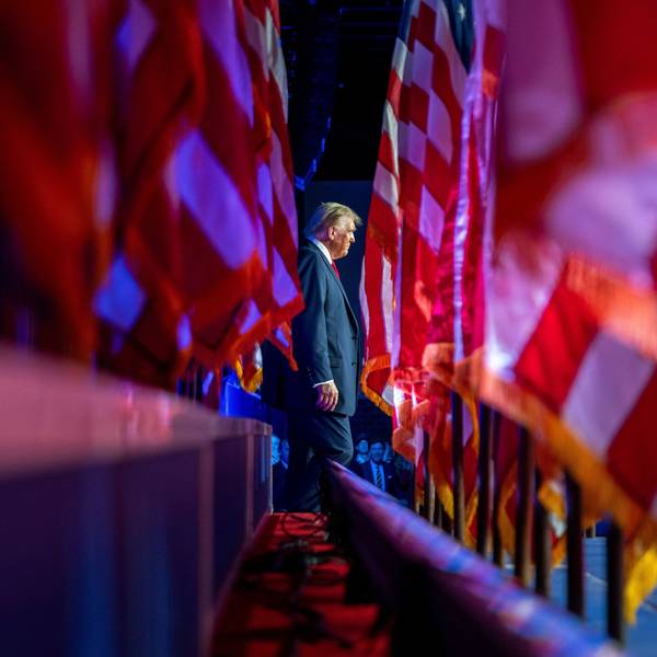 Donald Trump läuft einen Spalier aus US-Flaggen entlang.