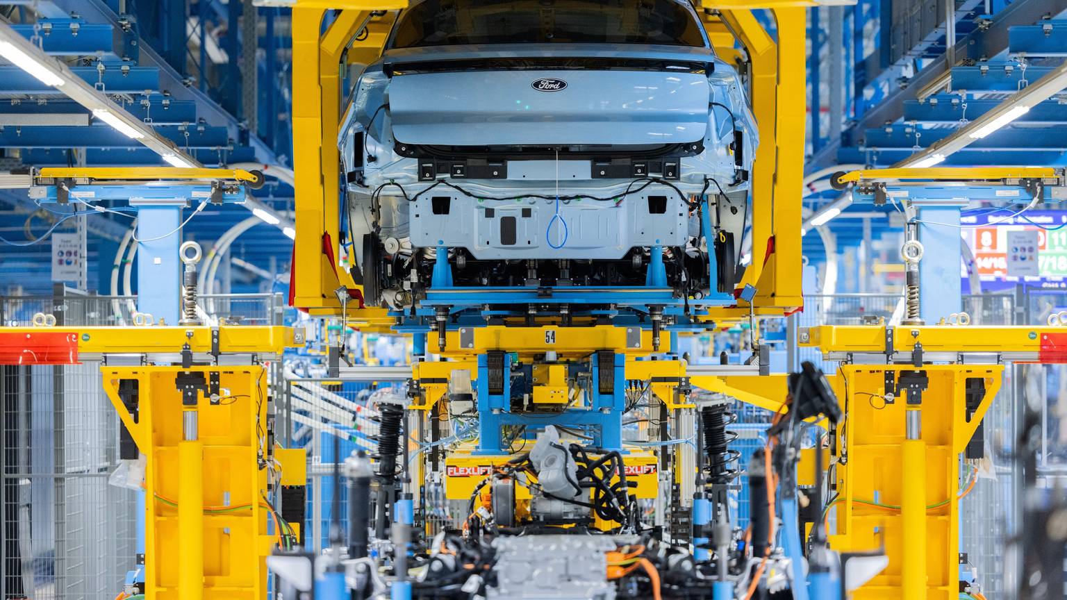 Ford Elektroautos vom Typ Explorer stehen beim Produktionsstart in der Halle. Es ist das erste Elektroauto von Ford aus Europa. In den Kölner Produktionsstandort wurden rund zwei Milliarden Euro investiert. (zu dpa: «Start der Serienproduktion: Ford kommt auf Elektrokurs etwas voran») +++ dpa-Bildfunk +++
