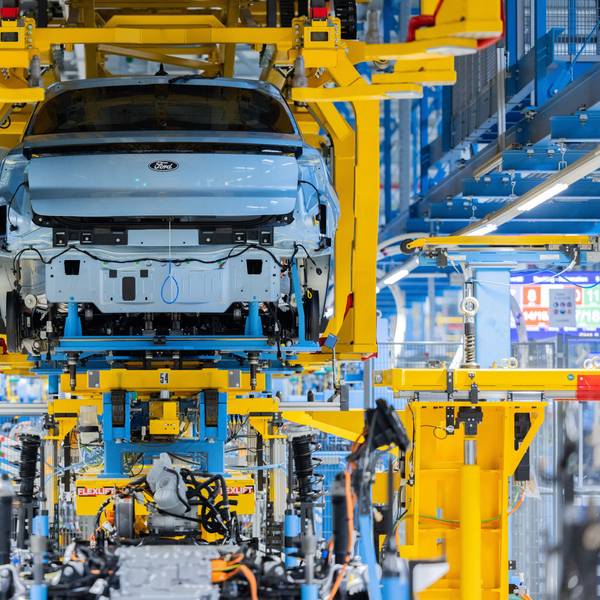 Ford Elektroautos vom Typ Explorer stehen beim Produktionsstart in der Halle. Es ist das erste Elektroauto von Ford aus Europa. In den Kölner Produktionsstandort wurden rund zwei Milliarden Euro investiert. (zu dpa: «Start der Serienproduktion: Ford kommt auf Elektrokurs etwas voran») +++ dpa-Bildfunk +++