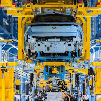 Ford Elektroautos vom Typ Explorer stehen beim Produktionsstart in der Halle. Es ist das erste Elektroauto von Ford aus Europa. In den Kölner Produktionsstandort wurden rund zwei Milliarden Euro investiert. (zu dpa: «Start der Serienproduktion: Ford kommt auf Elektrokurs etwas voran») +++ dpa-Bildfunk +++