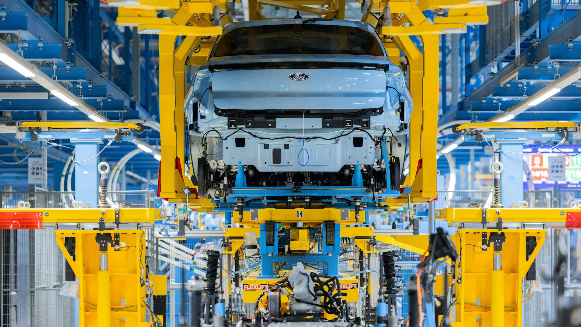 Ford Elektroautos vom Typ Explorer stehen beim Produktionsstart in der Halle. Es ist das erste Elektroauto von Ford aus Europa. In den Kölner Produktionsstandort wurden rund zwei Milliarden Euro investiert. (zu dpa: «Start der Serienproduktion: Ford kommt auf Elektrokurs etwas voran») +++ dpa-Bildfunk +++