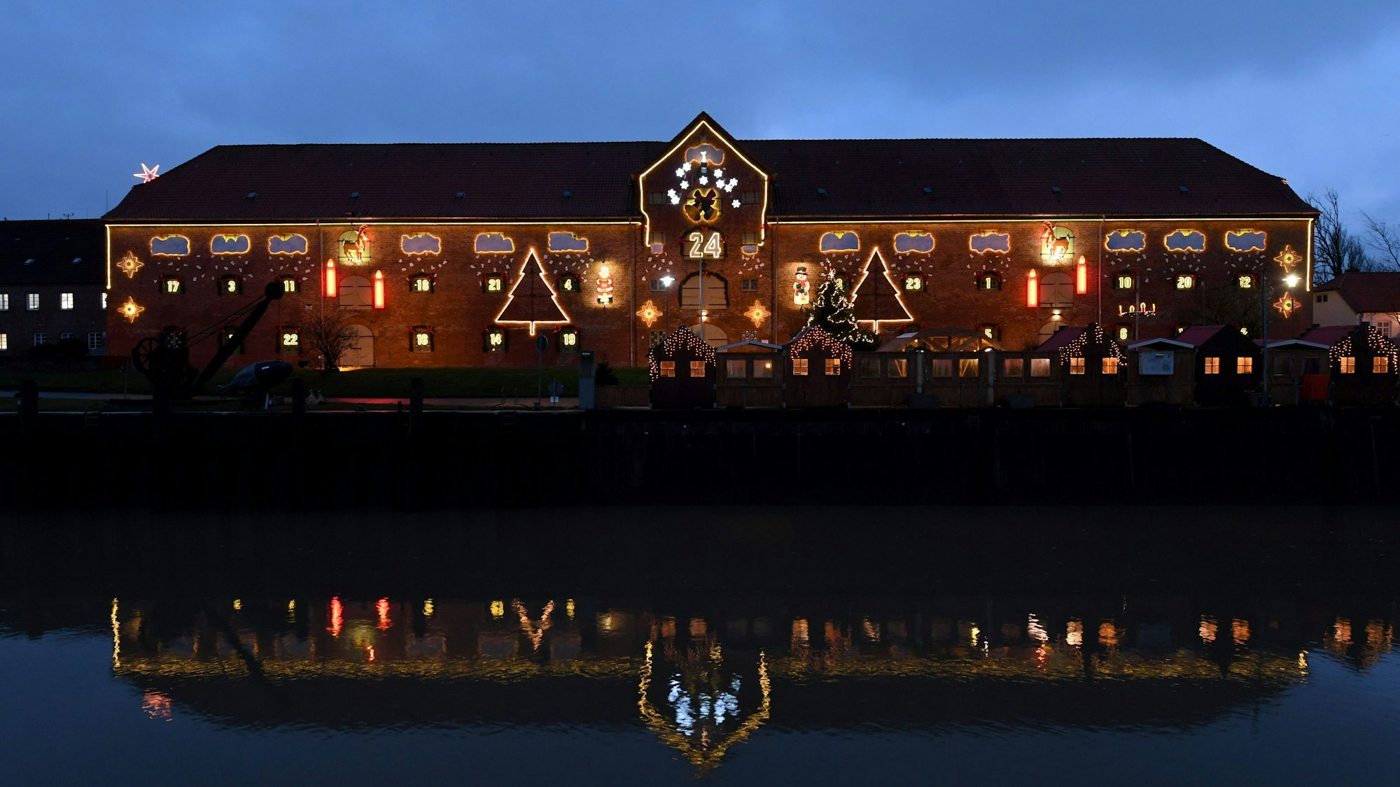 Das Eiderkanal-Packhaus im historischen Hafen von Tönning zur Adventsszeit.