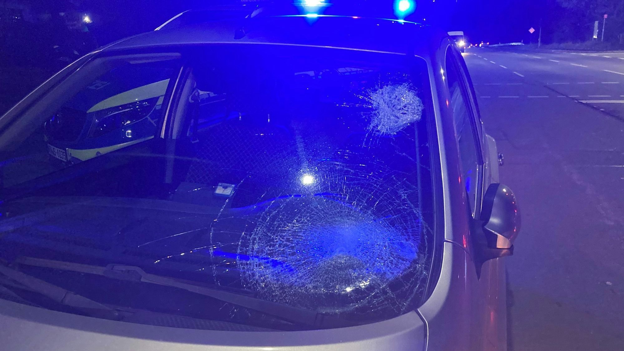 Der Fußgänger wurde gegen die Windschutzscheibe geschleudert.