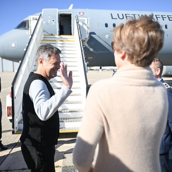Robert Habeck, Bundesminister für Wirtschaft und Klimaschutz, winkt vor seiner Abreise vor der Ersatzmaschine zum Abschied.