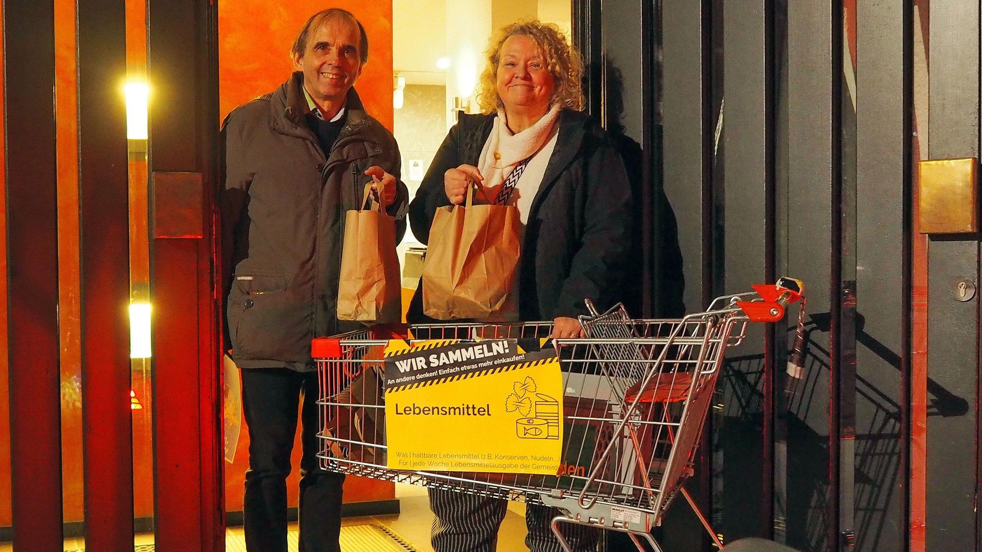 Jeweils zwei ehrenamtliche Helfer sind dienstags abends bei der Lebensmittelausgabe in der Melanchthonkirche in Zollstock vor Ort, wie hier Hartmut Neubauer und Ulrike Pickert.