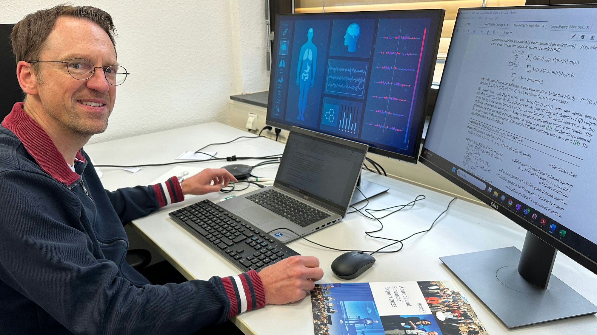 Professor Holger Fröhlich vom Fraunhofer-Institut in Birlinghoven leitet die Zusammenarbeit mit der Stiftung von Bill Gates. Er sitzt an seinem Schreibtisch und wertet gerade Testdaten aus.,