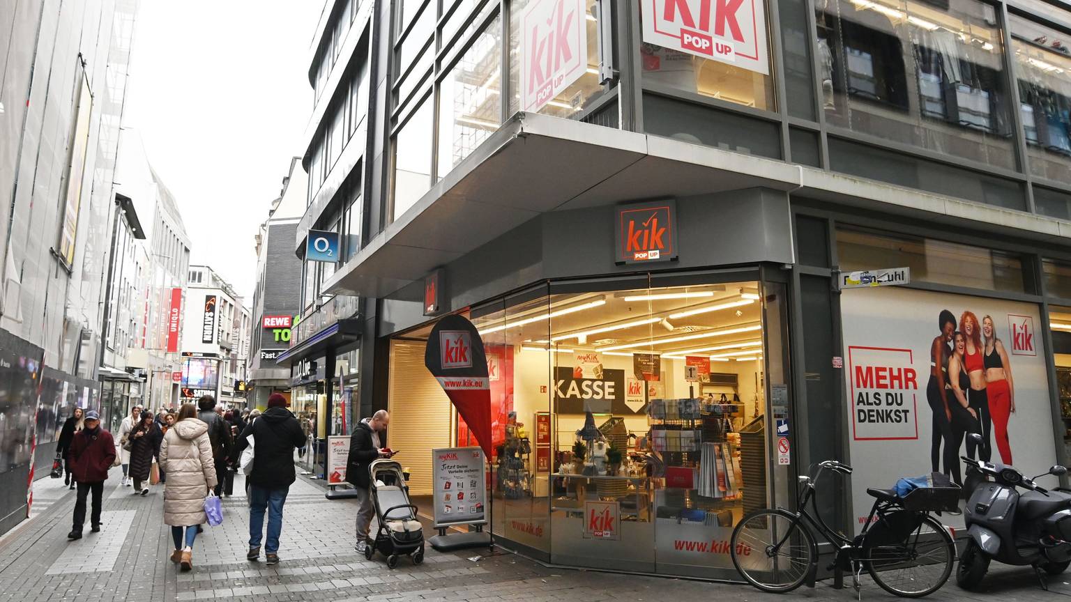 12.11.2024 Köln. Der Modediscounter Kik hat einen Laden auf der Hohe Straße eröffnet. Der sogenannte Pop-up-Store soll neue Zielgruppen ansprechen. In direkter Nachbarschaft befinden sich Baustellen und leer stehende Ladenlokale. Foto: Alexander Schwaiger