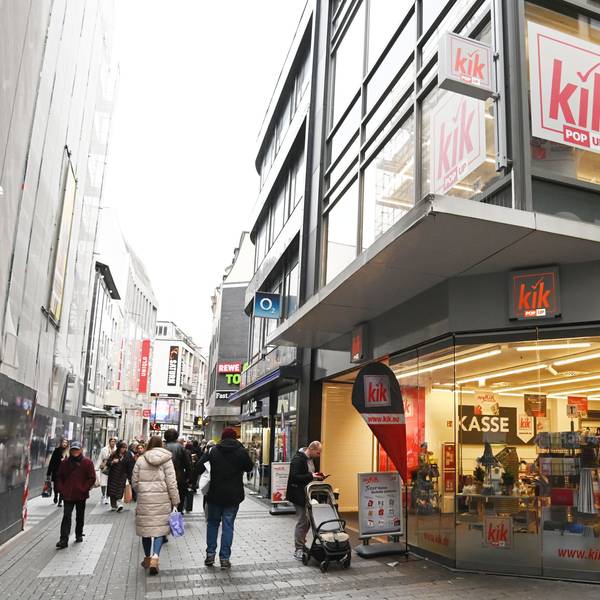 12.11.2024 Köln. Der Modediscounter Kik hat einen Laden auf der Hohe Straße eröffnet. Der sogenannte Pop-up-Store soll neue Zielgruppen ansprechen. In direkter Nachbarschaft befinden sich Baustellen und leer stehende Ladenlokale. Foto: Alexander Schwaiger