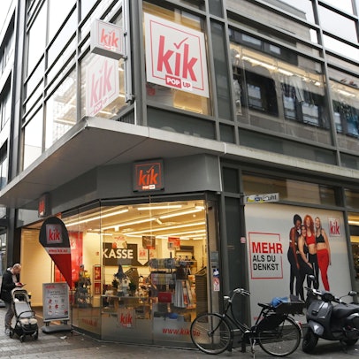 12.11.2024 Köln. Der Modediscounter Kik hat einen Laden auf der Hohe Straße eröffnet. Der sogenannte Pop-up-Store soll neue Zielgruppen ansprechen. In direkter Nachbarschaft befinden sich Baustellen und leer stehende Ladenlokale. Foto: Alexander Schwaiger