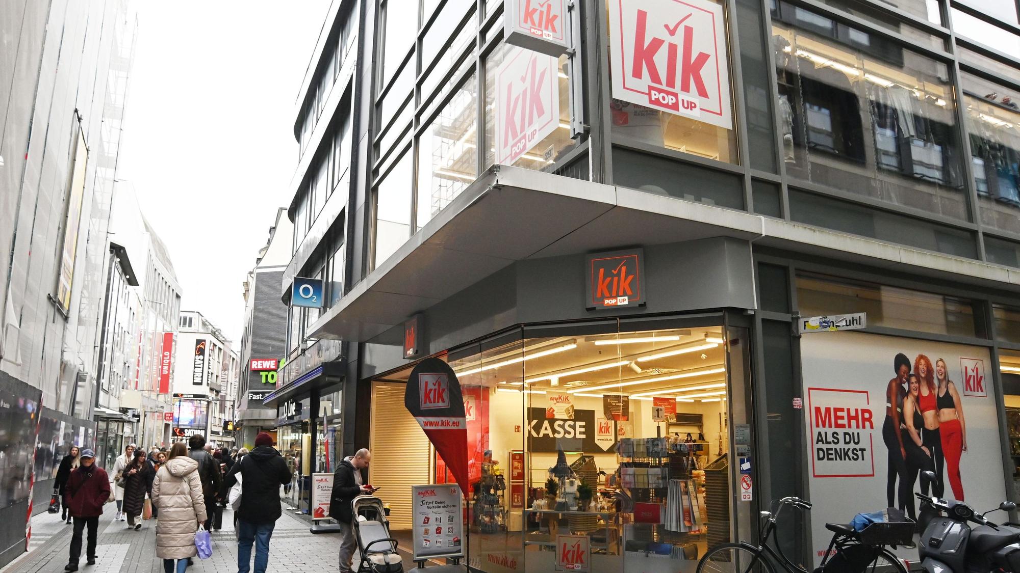 12.11.2024 Köln. Der Modediscounter Kik hat einen Laden auf der Hohe Straße eröffnet. Der sogenannte Pop-up-Store soll neue Zielgruppen ansprechen. In direkter Nachbarschaft befinden sich Baustellen und leer stehende Ladenlokale. Foto: Alexander Schwaiger