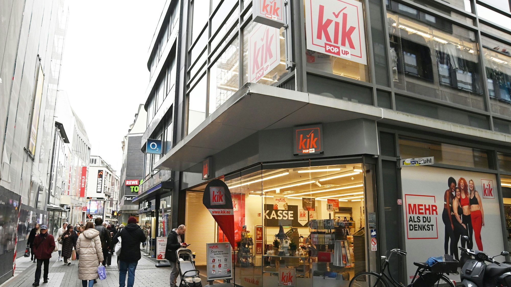 12.11.2024 Köln. Der Modediscounter Kik hat einen Laden auf der Hohe Straße eröffnet. Der sogenannte Pop-up-Store soll neue Zielgruppen ansprechen. In direkter Nachbarschaft befinden sich Baustellen und leer stehende Ladenlokale. Foto: Alexander Schwaiger