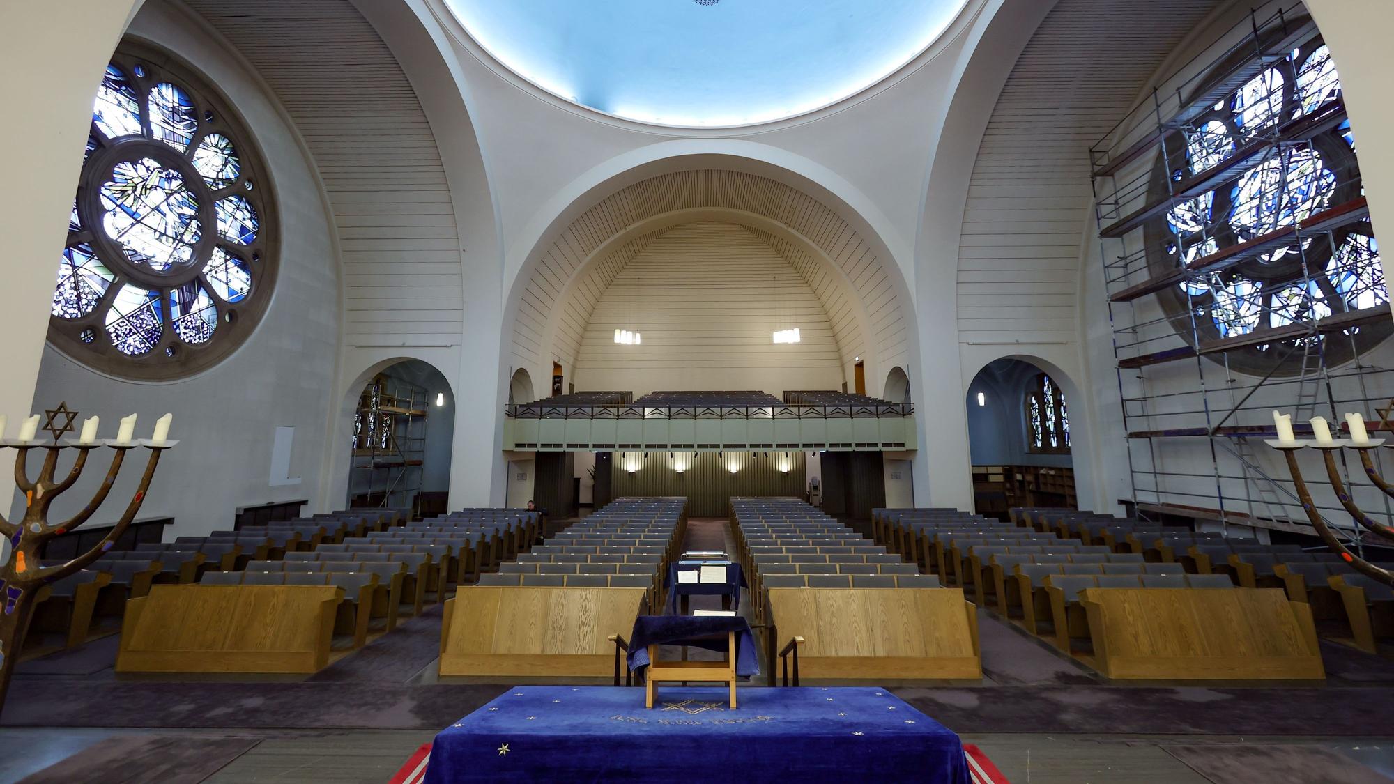 Der Gebetssaal der Synagoge an der Roonstraße ist längst nicht mehr so prächtig, wie er früher einmal war. Doch die Synagoge soll umgestaltet werden.