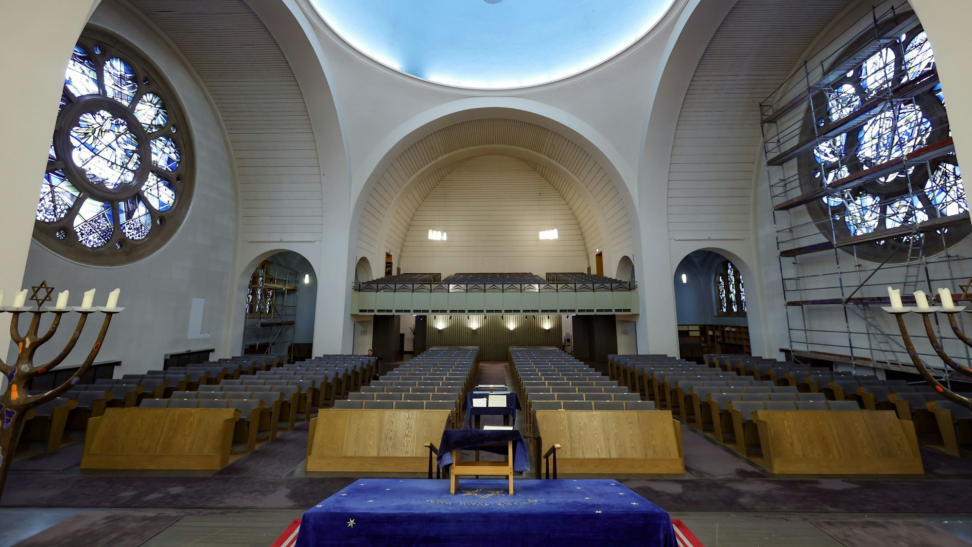 Der Gebetssaal der Synagoge an der Roonstraße ist längst nicht mehr so prächtig, wie er früher einmal war. Doch die Synagoge soll umgestaltet werden.