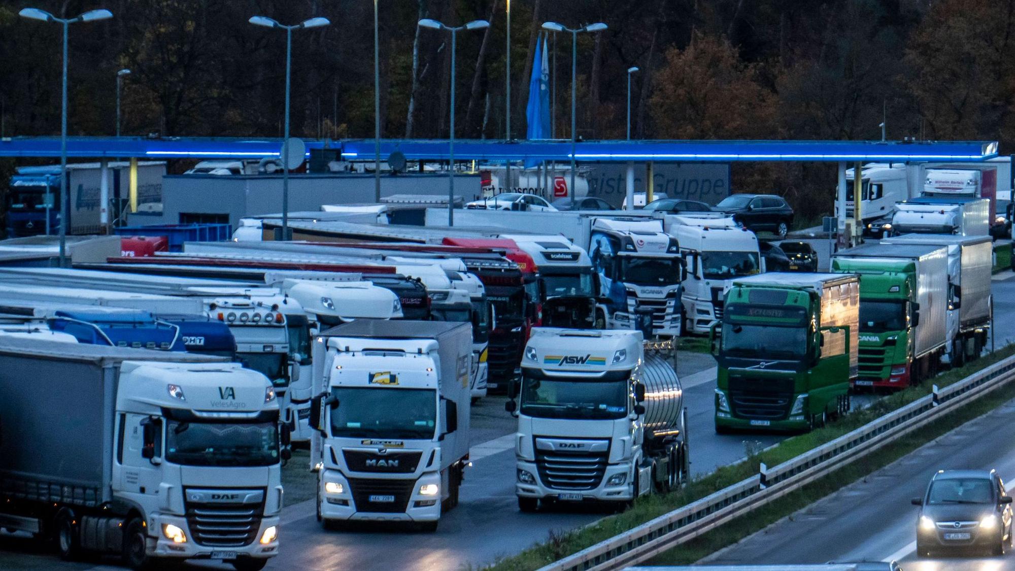 Rastplatz Ohligser Heide West, an der Autobahn A3, Fahrrichtung Köln, bei Solingen, volle LKW Parkplätze, NRW, Deutschland, Autobahn Rastplatz. Foto: IMAGO/Jochen Tack