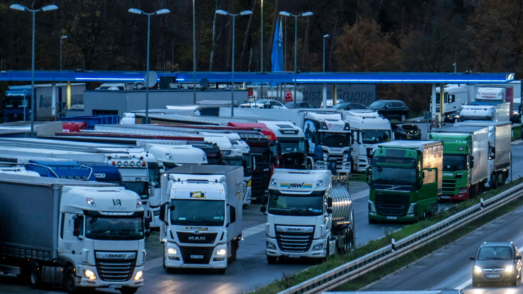 Rastplatz Ohligser Heide West, an der Autobahn A3, Fahrrichtung Köln, bei Solingen, volle LKW Parkplätze, NRW, Deutschland, Autobahn Rastplatz. Foto: IMAGO/Jochen Tack