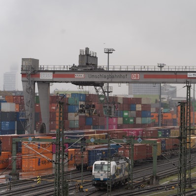 11.11.2024, Hessen, Frankfurt/Main: Die in Hochnebel getauchte Europäische Zentralbank (EZB) überragt das Containerterminal auf dem Güterbahnhof in Frankfurt am Main. Foto: Etienne Dötsch/dpa +++ dpa-Bildfunk +++