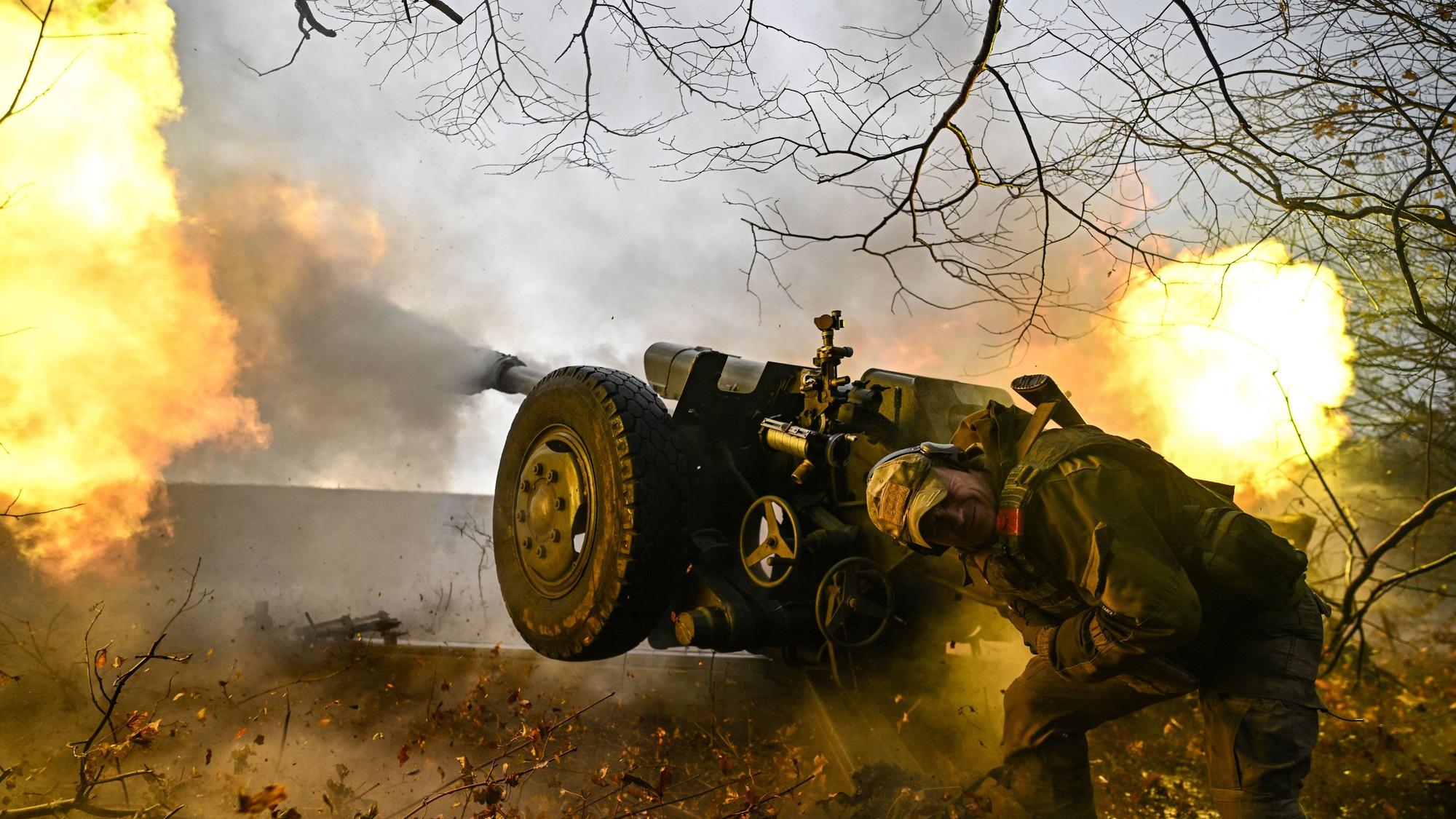 Russische Soldaten feuern laut Angaben der staatlichen Nachrichtenagentur Spuktnik mit einer Haubitze in der Region Kursk. Russland will das Grenzgebiet offenbar mit einer Großoffensive zurückerobern. (Archivbild)