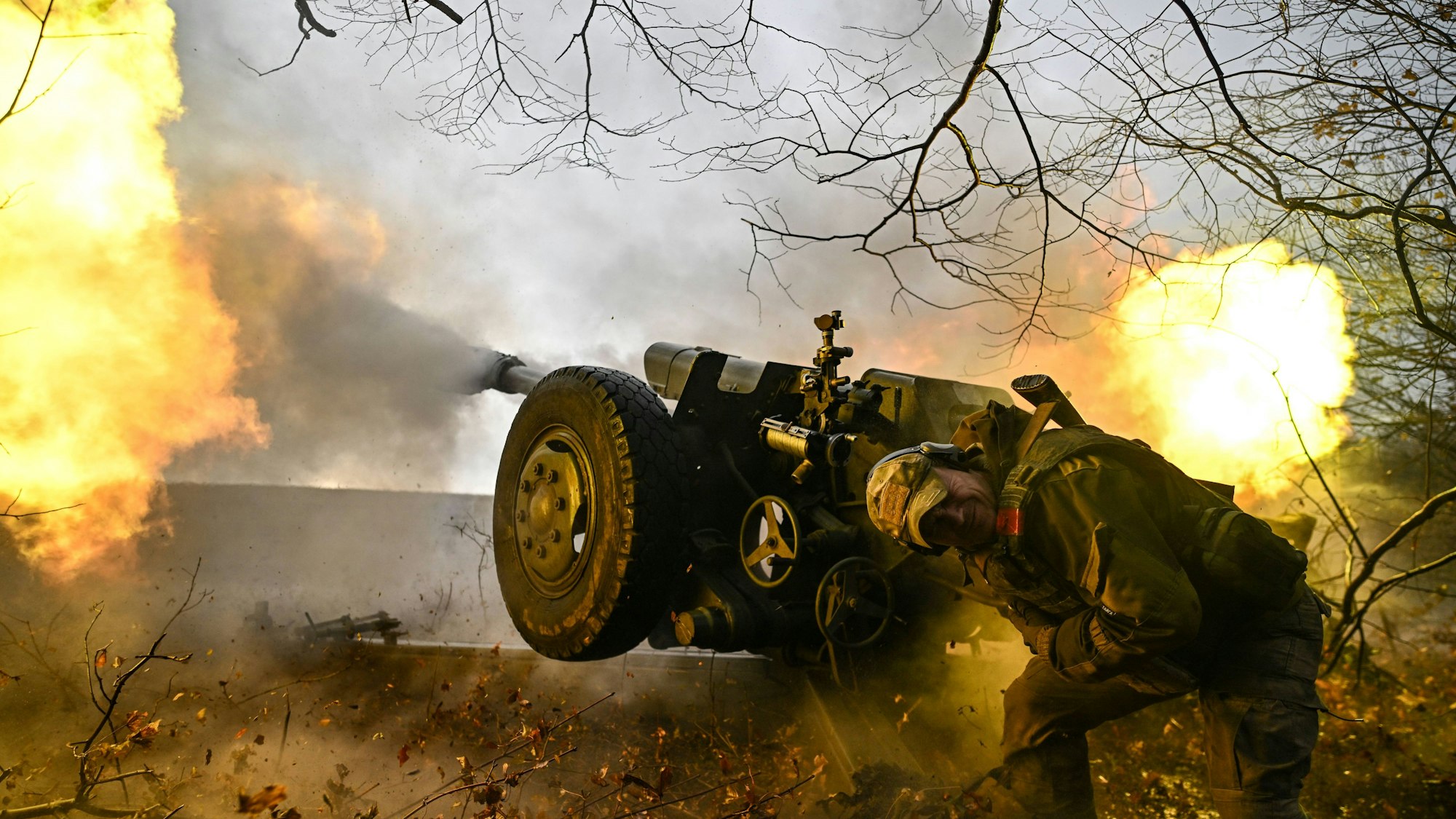 Russische Soldaten feuern laut Angaben der staatlichen Nachrichtenagentur Spuktnik mit einer Haubitze in der Region Kursk. Russland will das Grenzgebiet offenbar mit einer Großoffensive zurückerobern. (Archivbild)