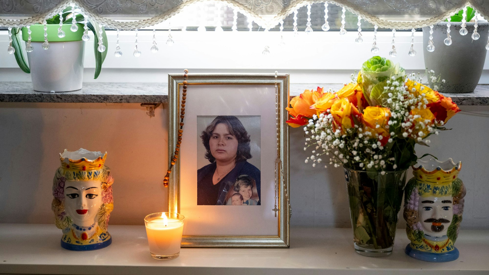 Vor dem Foto der Mutter brennt stets eine Kerze.