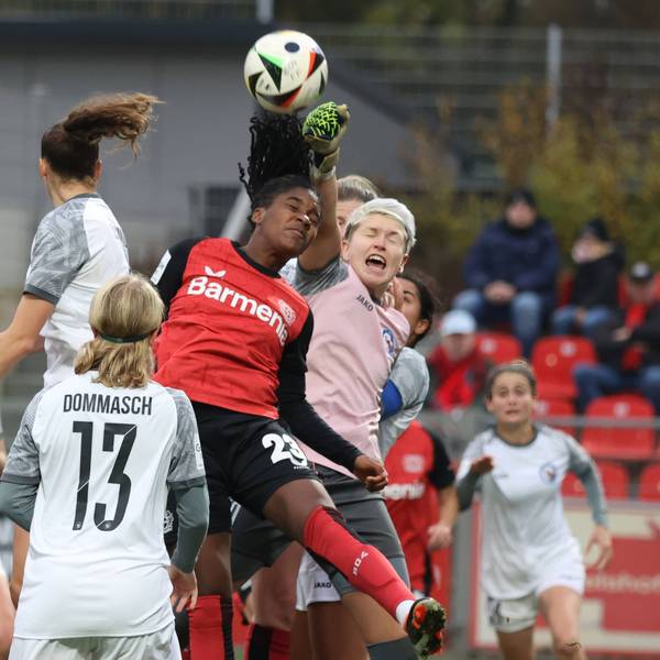 Torfrau Vanessa Fischer Potsdam mit Faustabwehr neben Shen Menglu Leverkusen, Leverkusen, Germany 10.11.2024, Frauen Bundesliga, 9. Spieltag, Bayer 04 Leverkusen - 1. FFC Turbine Potsdam. *** Goalkeeper Vanessa Fischer Potsdam with fist defense next to Shen Menglu Leverkusen , Leverkusen, Germany 10 11 2024, Womens Bundesliga, Matchday 9, Bayer 04 Leverkusen 1 FFC Turbine Potsdam