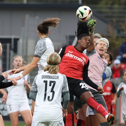 Torfrau Vanessa Fischer Potsdam mit Faustabwehr neben Shen Menglu Leverkusen, Leverkusen, Germany 10.11.2024, Frauen Bundesliga, 9. Spieltag, Bayer 04 Leverkusen - 1. FFC Turbine Potsdam. *** Goalkeeper Vanessa Fischer Potsdam with fist defense next to Shen Menglu Leverkusen , Leverkusen, Germany 10 11 2024, Womens Bundesliga, Matchday 9, Bayer 04 Leverkusen 1 FFC Turbine Potsdam