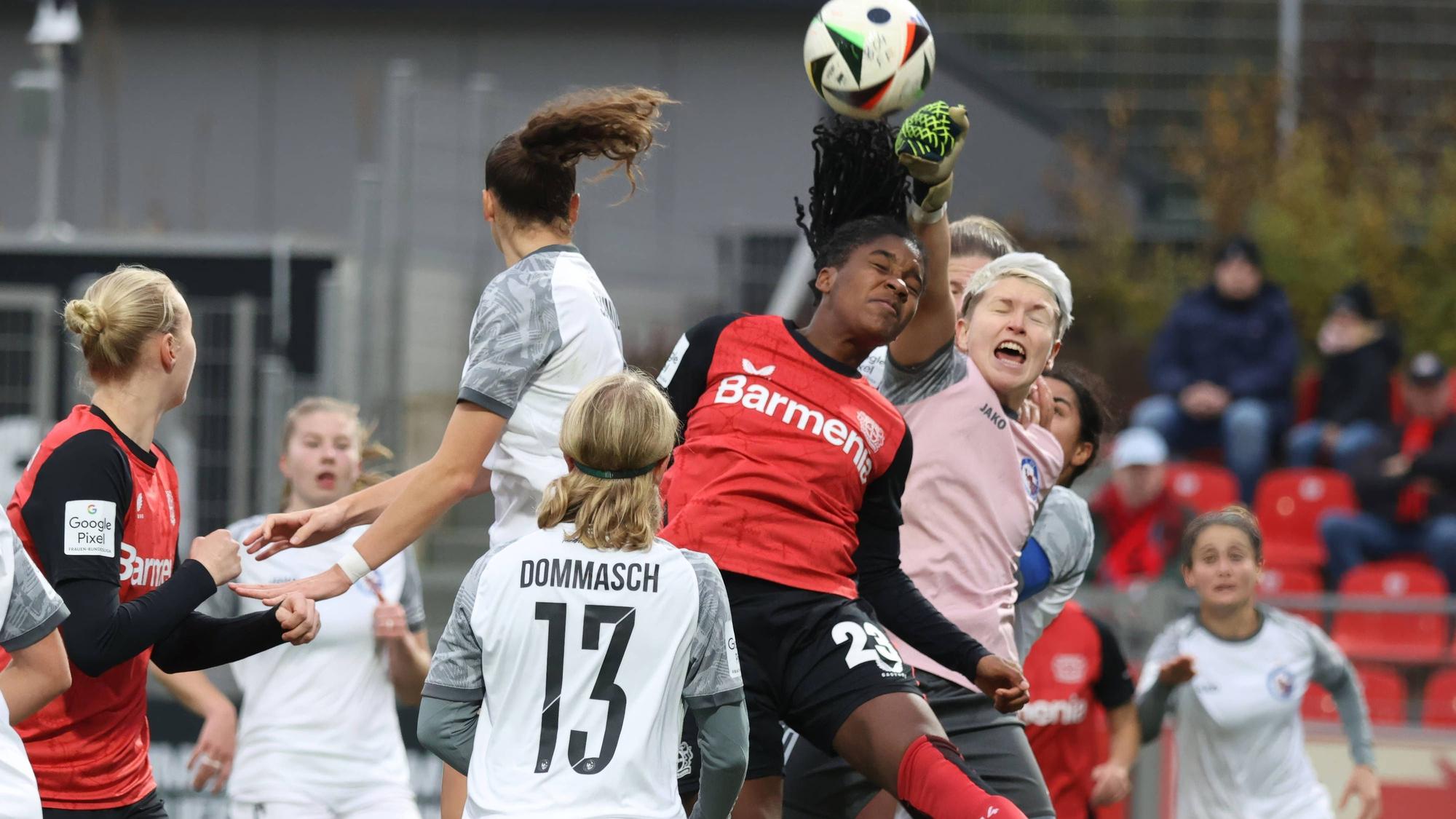 Torfrau Vanessa Fischer Potsdam mit Faustabwehr neben Shen Menglu Leverkusen, Leverkusen, Germany 10.11.2024, Frauen Bundesliga, 9. Spieltag, Bayer 04 Leverkusen - 1. FFC Turbine Potsdam. *** Goalkeeper Vanessa Fischer Potsdam with fist defense next to Shen Menglu Leverkusen , Leverkusen, Germany 10 11 2024, Womens Bundesliga, Matchday 9, Bayer 04 Leverkusen 1 FFC Turbine Potsdam