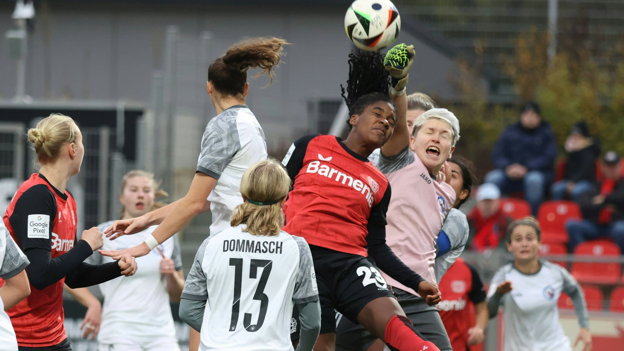 Torfrau Vanessa Fischer Potsdam mit Faustabwehr neben Shen Menglu Leverkusen, Leverkusen, Germany 10.11.2024, Frauen Bundesliga, 9. Spieltag, Bayer 04 Leverkusen - 1. FFC Turbine Potsdam. *** Goalkeeper Vanessa Fischer Potsdam with fist defense next to Shen Menglu Leverkusen , Leverkusen, Germany 10 11 2024, Womens Bundesliga, Matchday 9, Bayer 04 Leverkusen 1 FFC Turbine Potsdam