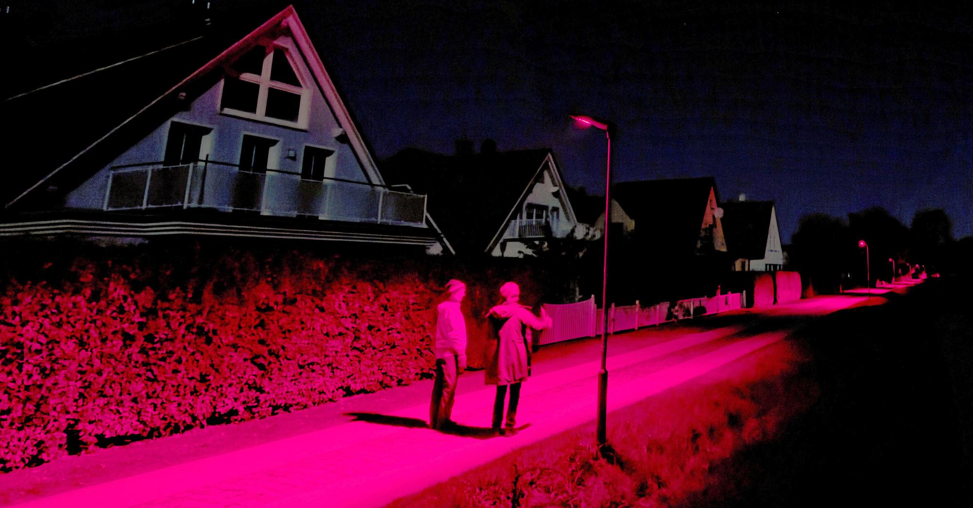 Rotes Licht auf einer Straße in Ahrenshoop an der Ostsee.