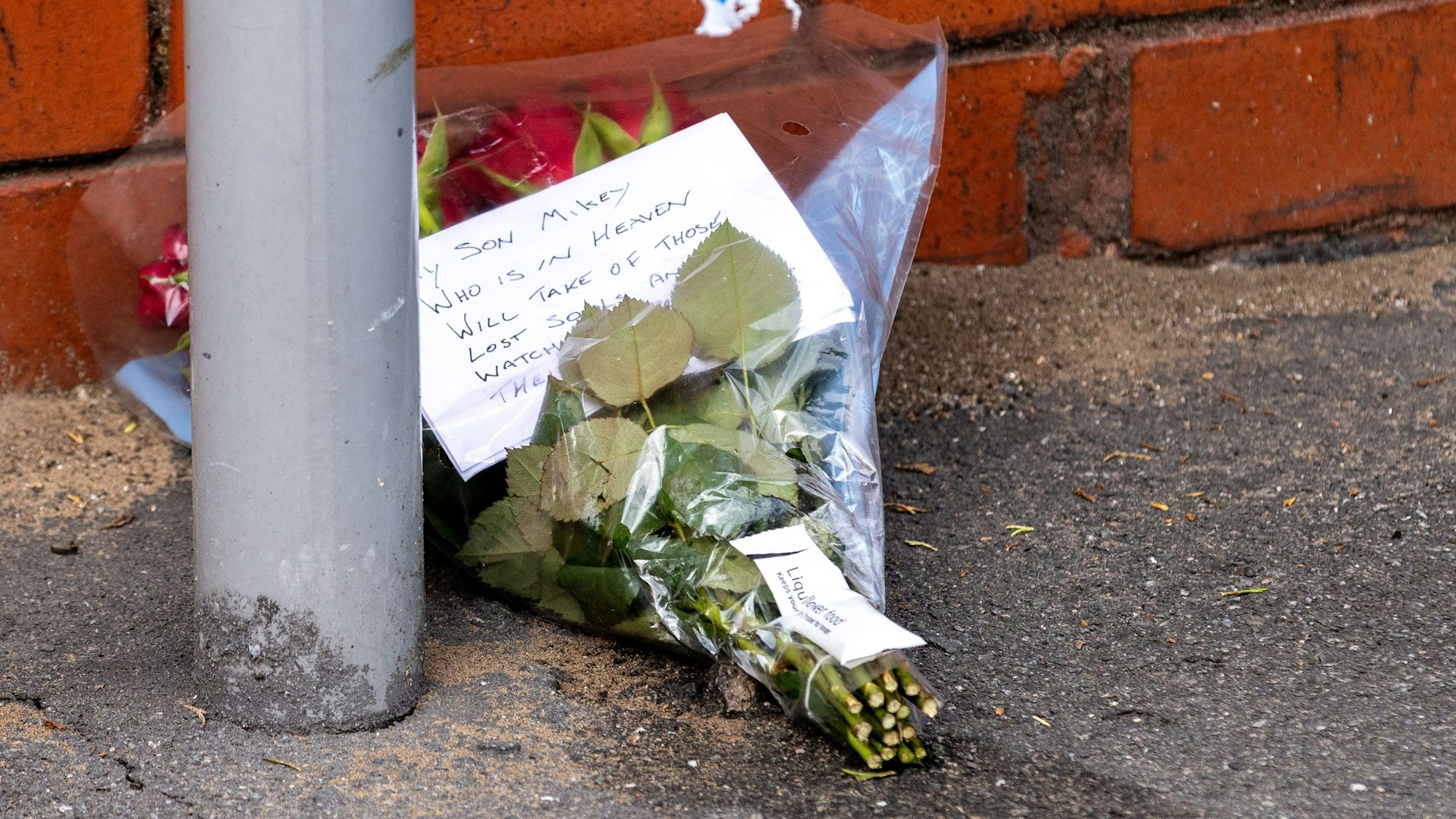 ARCHIV - 29.07.2024, Großbritannien, Southport: Blumen liegen in der Nähe der Hart Street, wo ein Mann festgenommen und ein Messer beschlagnahmt wurde. Bei einem mutmaßlichen Messerangriff in der britischen Küstenstadt Southport sind mehrere Menschen verletzt worden. (zu dpa: «Drei Mädchen im britischen Southport getötet: Angeklagter schweigt») Foto: James Speakman/PA Wire/dpa +++ dpa-Bildfunk +++