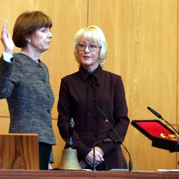Henriette Reker (links) legt im Dezember 2015 ihren Amtseid ab. Rechts davon die damalige Bürgermeisterin Elfi Scho-Antwerpes.