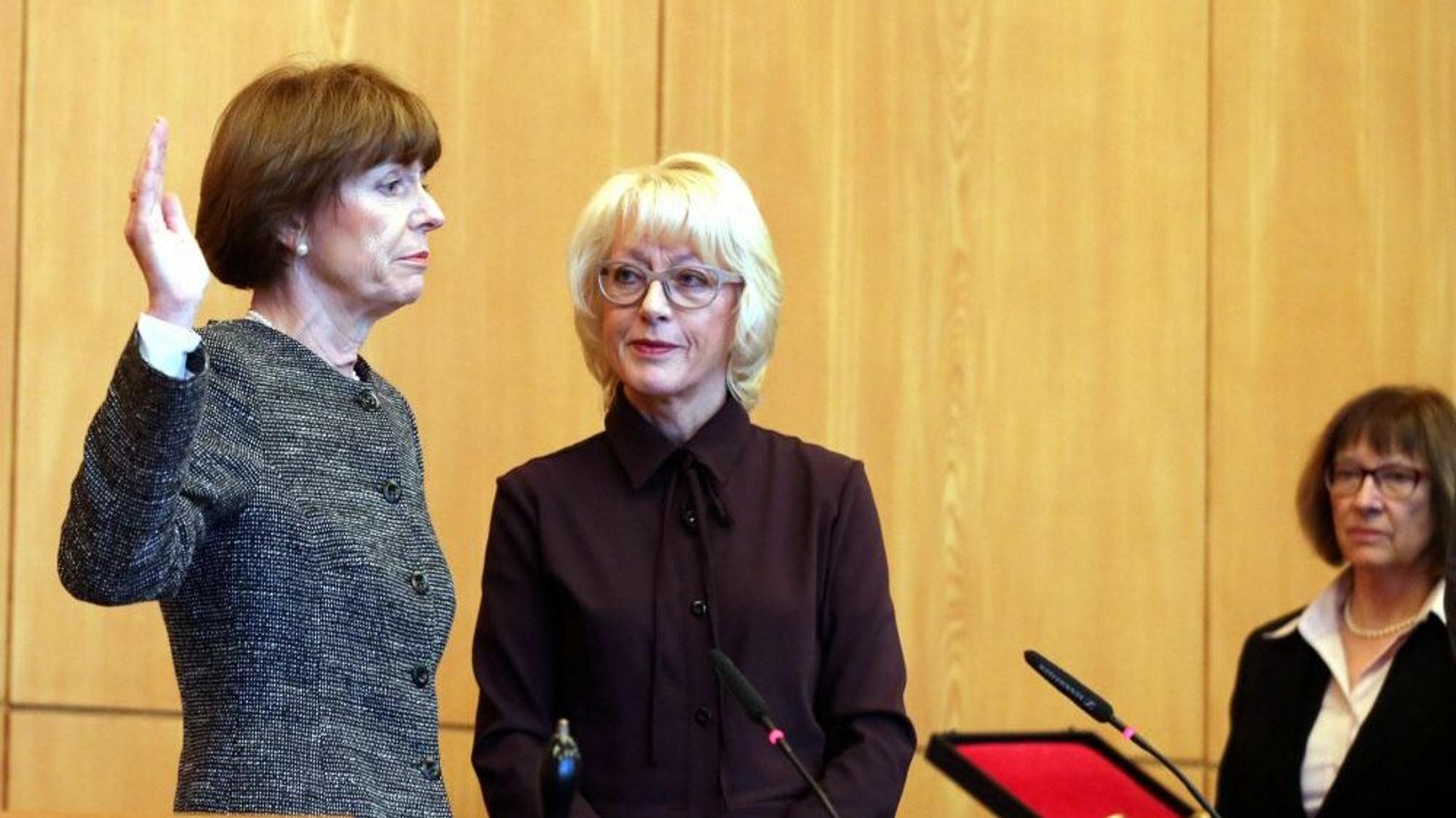 Henriette Reker (links) legt im Dezember 2015 ihren Amtseid ab. Rechts davon die damalige Bürgermeisterin Elfi Scho-Antwerpes.