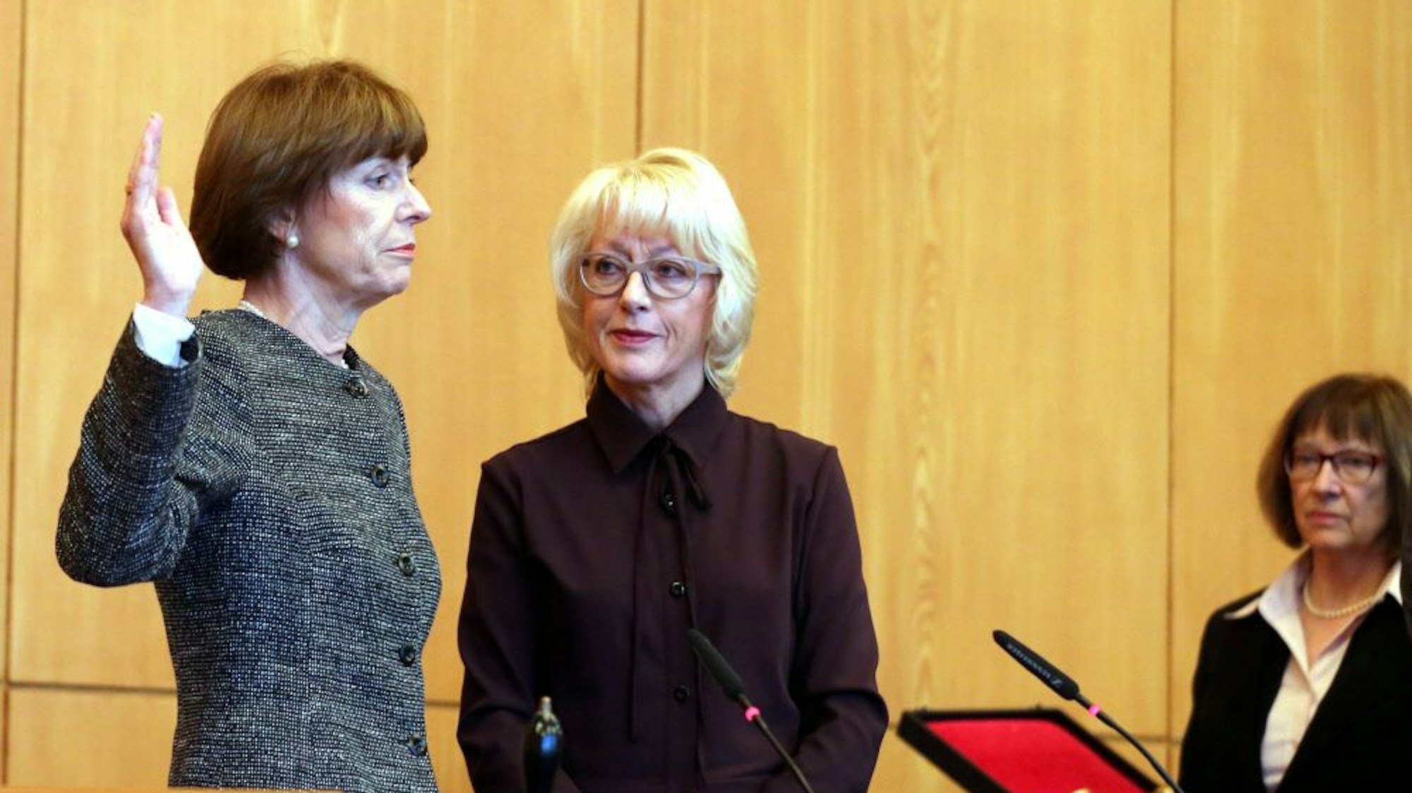 Henriette Reker (links) legt im Dezember 2015 ihren Amtseid ab. Rechts davon die damalige Bürgermeisterin Elfi Scho-Antwerpes.