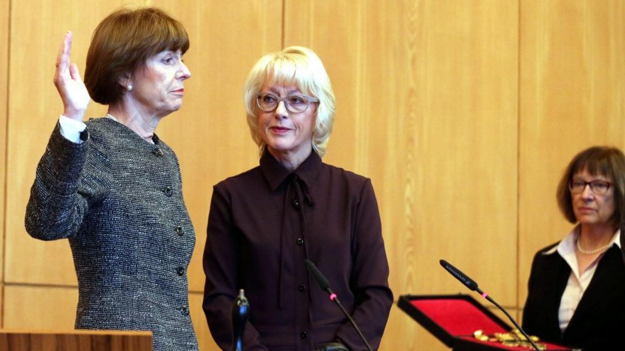 Henriette Reker legt 2015 im Ratssaal den Amtseid ab. Bei ihr steht Bürgermeisterin Elfi Scho-Antwerpes.