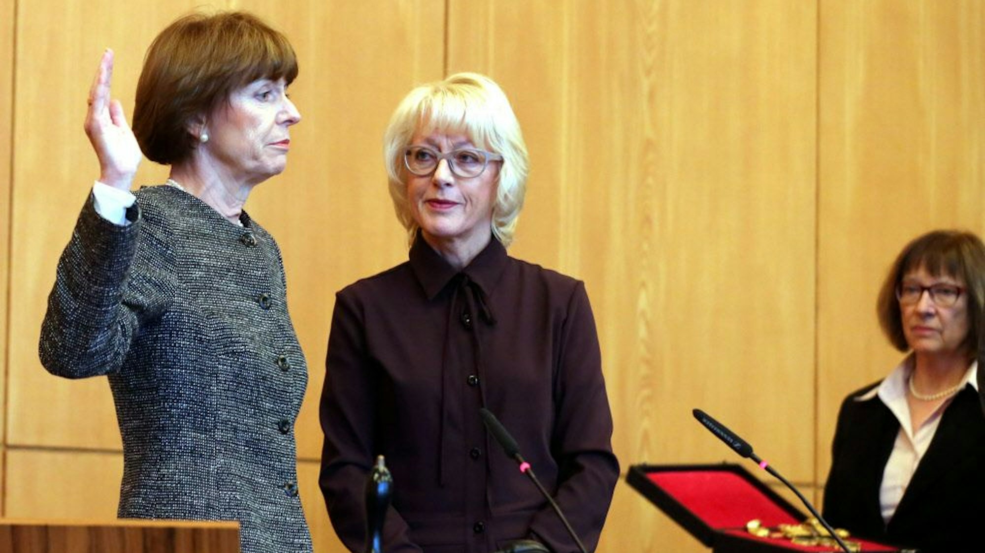 Henriette Reker legt 2015 im Ratssaal den Amtseid ab. Bei ihr steht Bürgermeisterin Elfi Scho-Antwerpes.