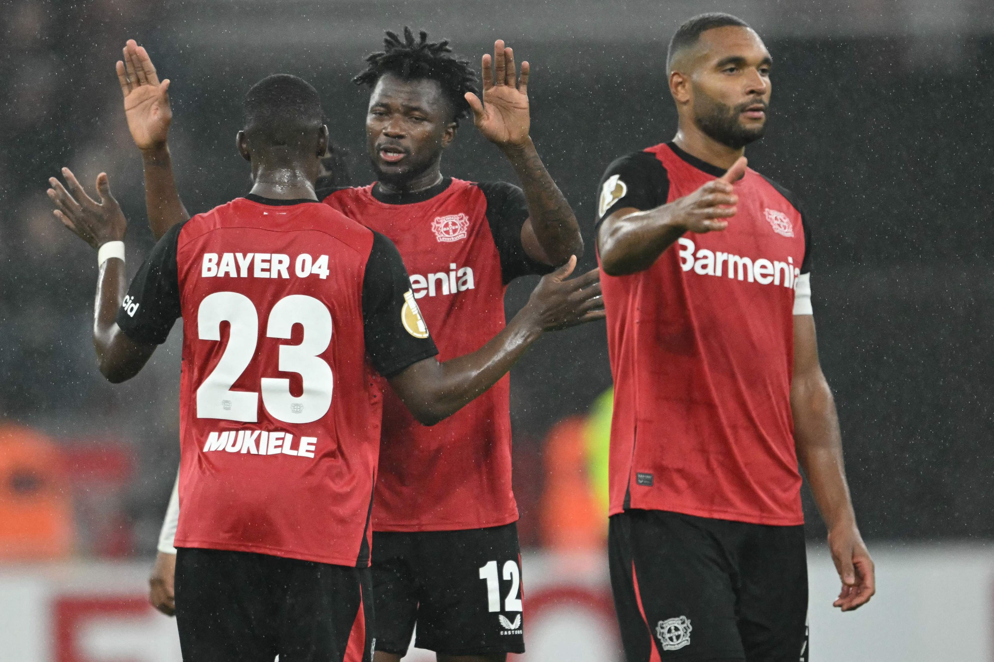 Edmond Tapsoba et Jonathan Tah du Bayer Leverkusen après le match de la coupe DFB contre SV Elversberg.