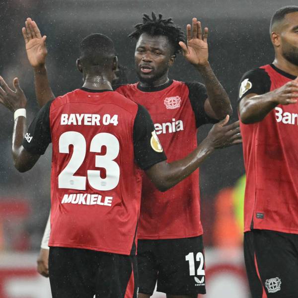 Edmond Tapsoba et Jonathan Tah du Bayer Leverkusen après le match de la coupe DFB contre SV Elversberg.