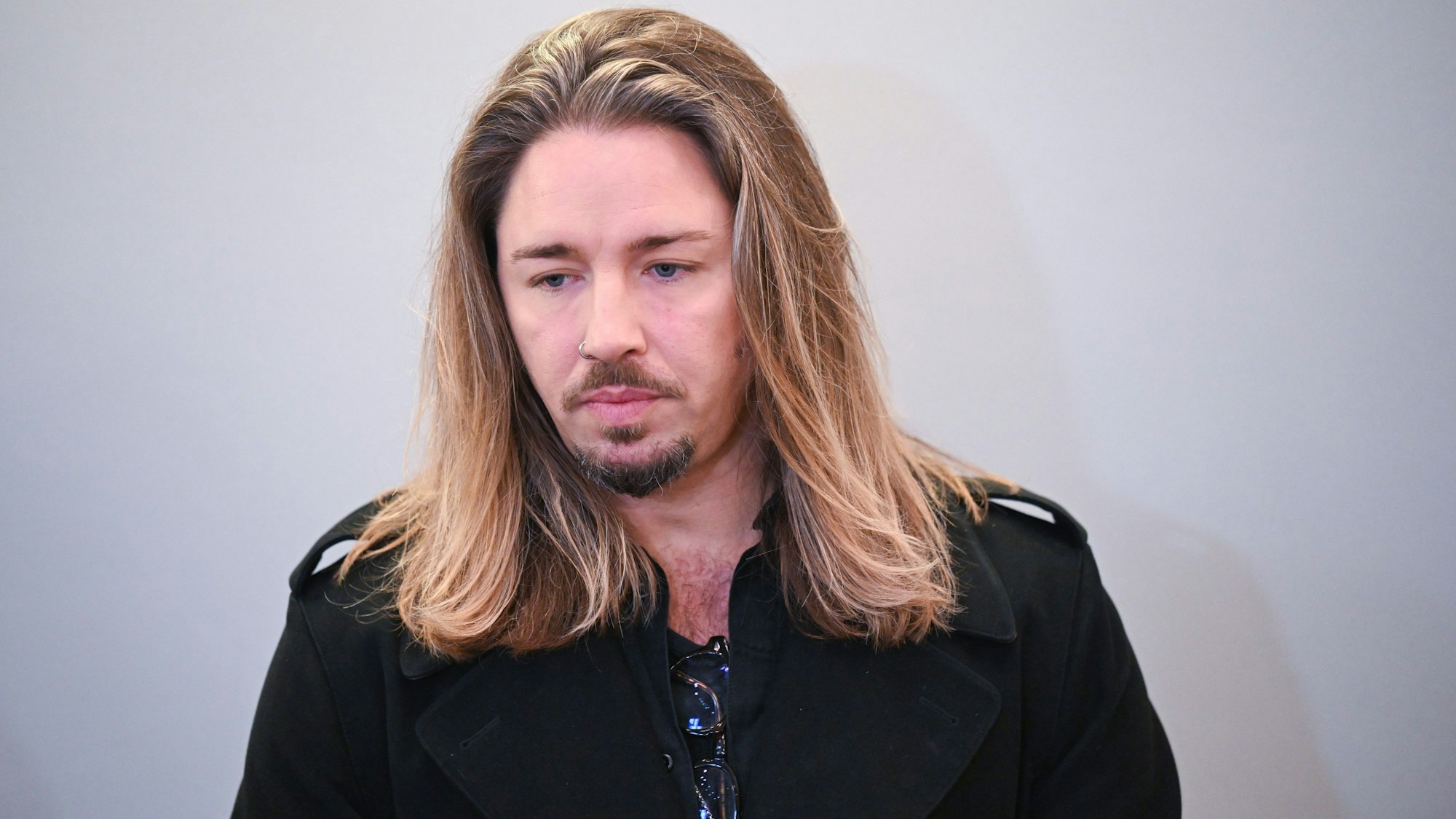 Der deutsche Rockmusiker Gil Ofarim steht im Saal des Landgerichts in Leipzig.