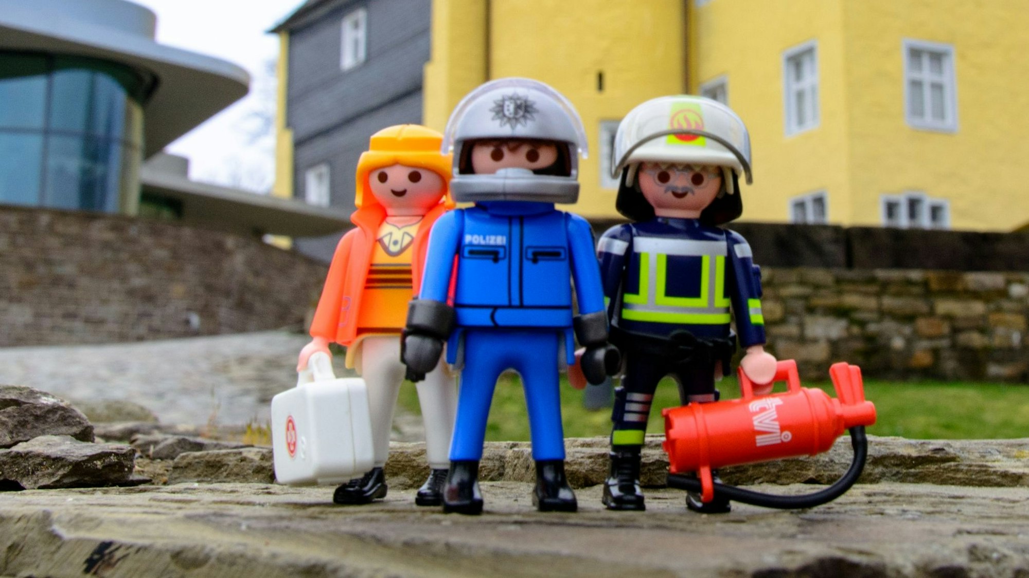 Schon im September 2019 sorgte der Künstler Oliver Schaffer mit seinen Playmobil-Dioramen auf Schloss Homburg in Nümbrecht für so manchen Hingucker. Jetzt kehrt der Hamburger dorthin zurück. Unser Foto zeigt drei Figuren vor der Schlosskulisse.