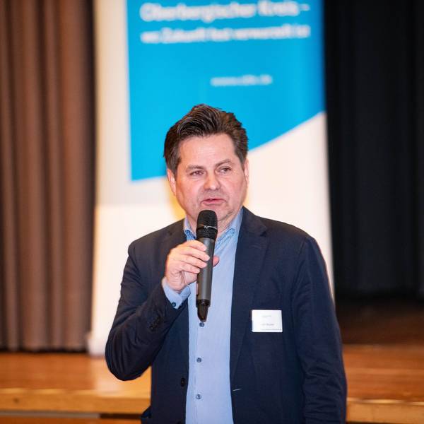 Ulrich Stücker hält eine Rede.