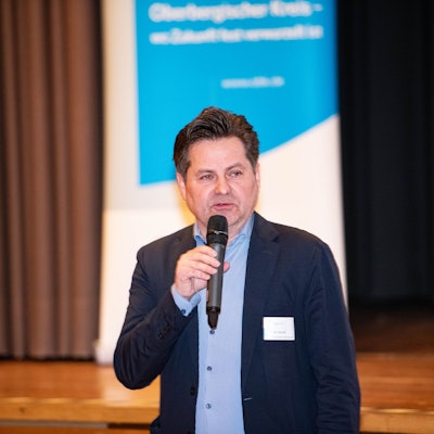 Ulrich Stücker hält eine Rede.